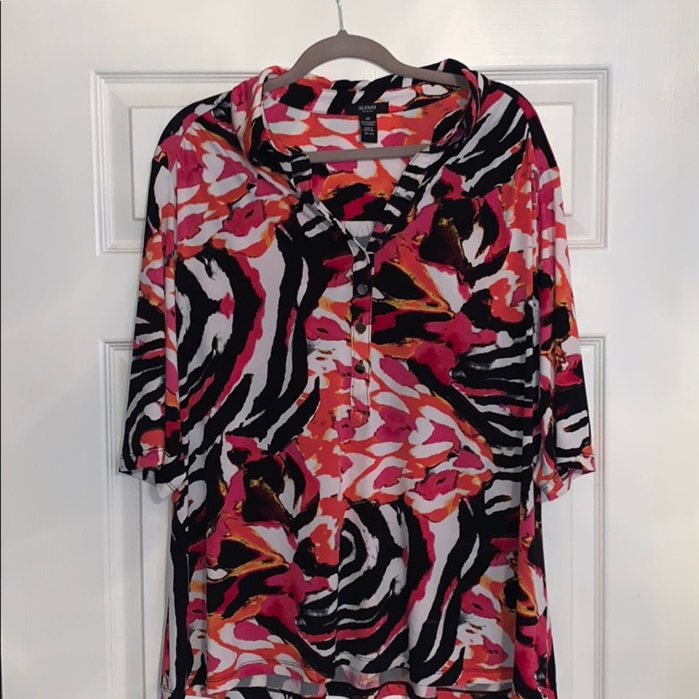 Wild print Alfani three-quarter sleeve Vneck shirt